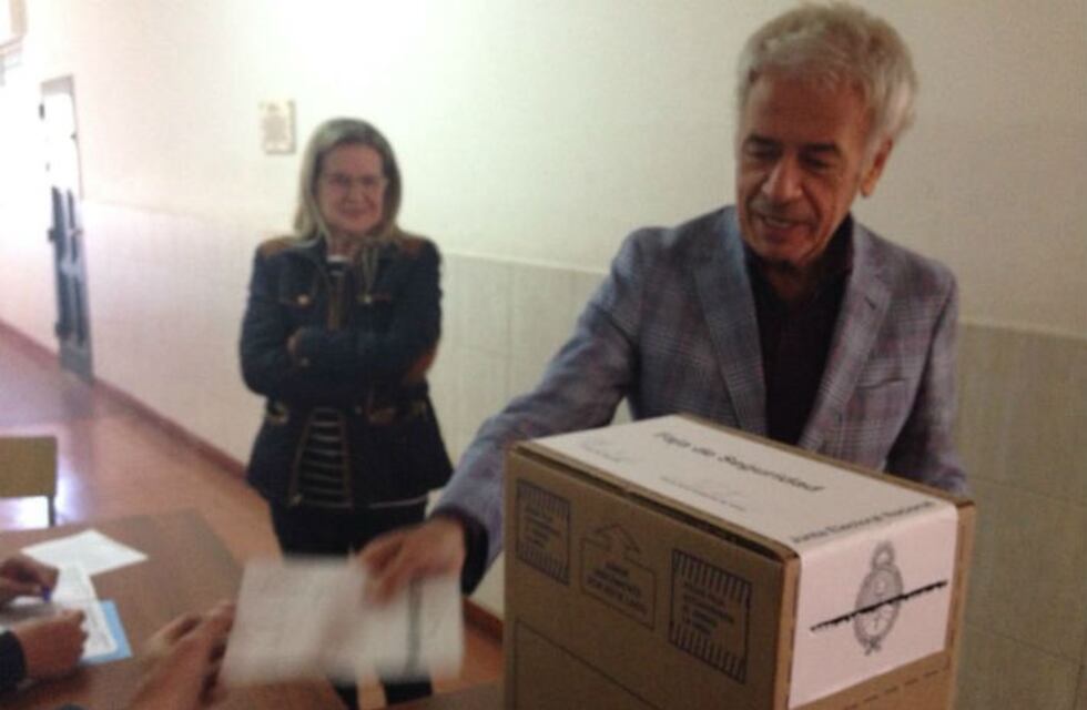 Votó José Manuel De la Sota y cuestionó las elecciones de medio término