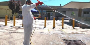 Desinfección hospital Enfermeros Argentinos en General Alvear.