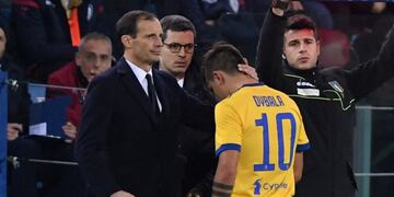 Soccer Football - Serie A - Cagliari Calcio vs Juventus - Sardegna Arena, Cagliari, Italy - January 6, 2018   Juventus’ Paulo Dybala is hugged by coach Massimiliano Allegri as he is substituted after sustaining an injury   REUTERS/Alberto Lingria