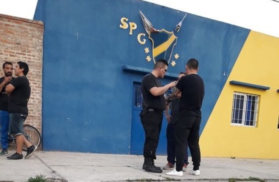 Discutió con otro padre en un torneo infantil y disparó con el arma de su pareja policía