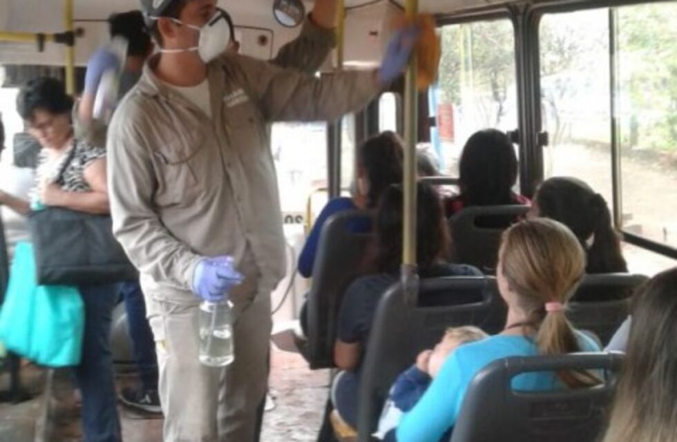 La municipalidad de Montecarlo salió a desinfectar colectivos y paradas