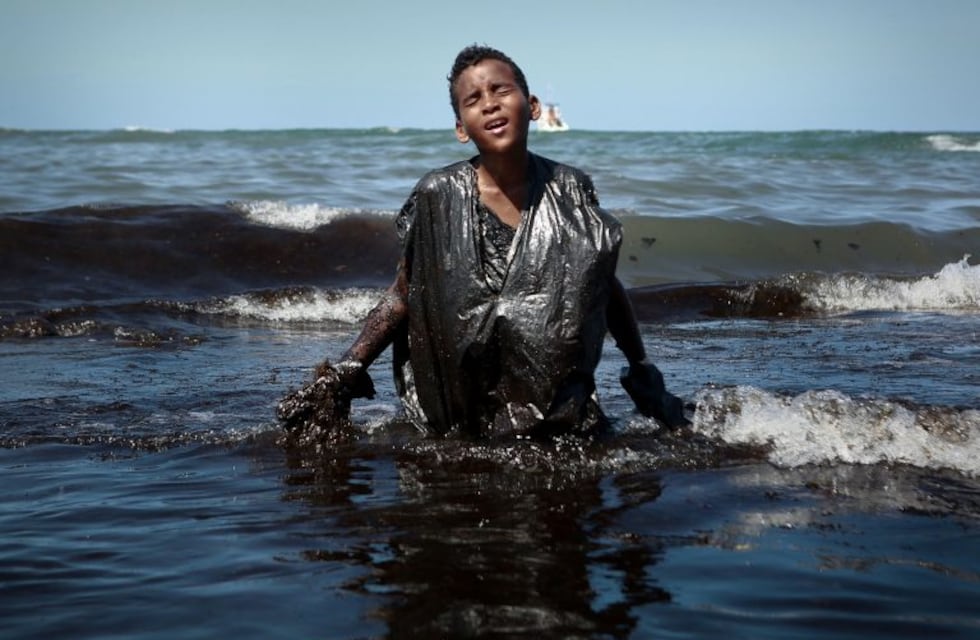 La indignante foto de un nene cubierto de petróleo en Brasil