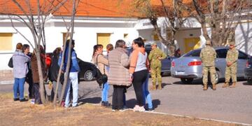 Familiares y amigos de Bechis esperaban fuera de la morgue de San Luis\u002E Foto: El Diario de la República\u002E