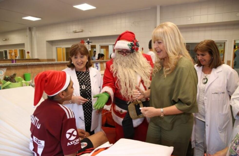 Papá Noel alegro a los mas chicos que estan en el Hospital de Niños