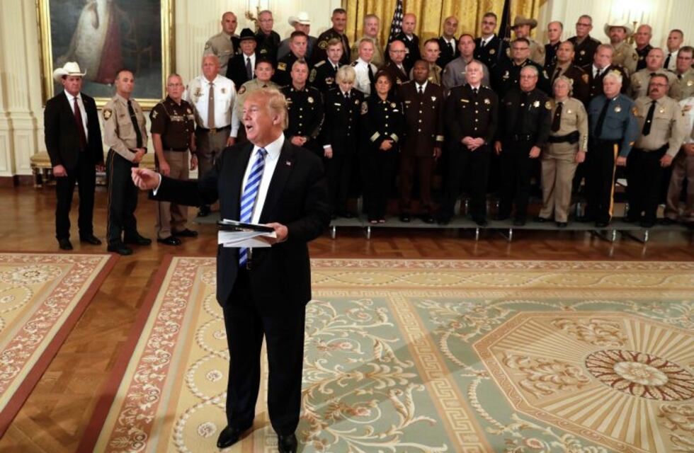 Donald Trump respondió una carta anónima y volvió a atacar a la prensa de Estados Unidos