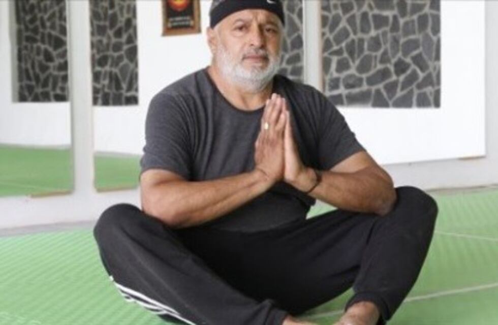 El sanjuanino que enseña yoga gratis para combatir el miedo al coronavirus