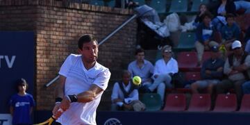 AME2471\u002E MONTEVIDEO (URUGUAY), 09/11/2019\u002E- Fotografía cedida este sábado por la oficina de Prensa del Abierto de Uruguay que muestra al tenista argentino Federico Delbonis durante un partido de semifinales, en Montevideo (Uruguay)\u002E El argentino Federico Delbonis y el español Jaume Munar ganaron este sábado sus respectivos partidos de semifinales y se clasificaron a la final del Abierto de Uruguay\u002E Delbonis, 77 del ránking ATP, se impuso por 6-2 y 7-6 a su compatriota Francisco Cerúndolo, quien días atrás había dado el gran batacazo del torneo eliminando al local y favorito Pablo Cuevas\u002E En el otro encuentro, Munar, 98 del mundo, remontó el 3-6 del primer set y con 7-6 y 6-0 se impuso al brasileño Thiago Seyboth Wild\u002E EFE/ Abierto De Uruguay/ SOLO USO EDITORIAL /NO VENTAS