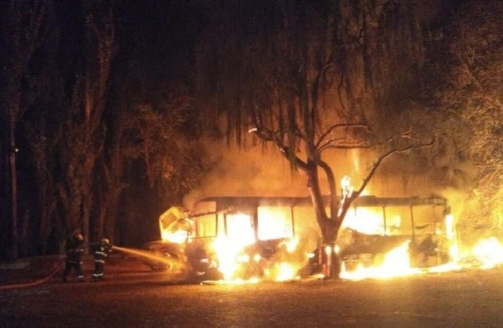 Se incendió un depósito, en el que se consumieron dos minibuses y un camión