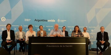 El Ministro de Salud, Ginés González García junto a especialistas en la conferencia de prensa en Olivos (Foto: Clarín)