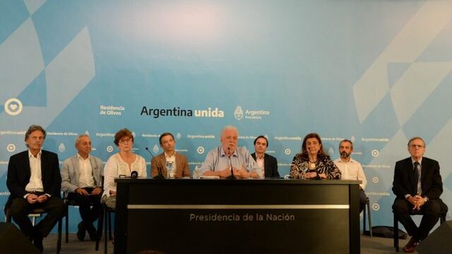 El Ministro de Salud, Ginés González García junto a especialistas en la conferencia de prensa en Olivos (Foto: Clarín)
