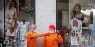 A CORUÑA 13/04/2020\u002E- Dos obreros, protegidos con mascarilla, trabajan en una obra en A Coruña, este lunes\u002E España levanta este lunes la restricción de las actividades económica no esenciales, por lo que cientos de miles de trabajadores se reincorporan a sus puestos, en medio del debate entre políticos, sindicatos y científicos, por el posible riesgo de repunte de la pandemia de coronavirus al aumentar la movilidad\u002E EFE/Cabalar