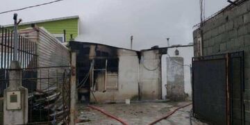 Vivienda incendiada en pasaje Avellaneda al 2500 (web)
