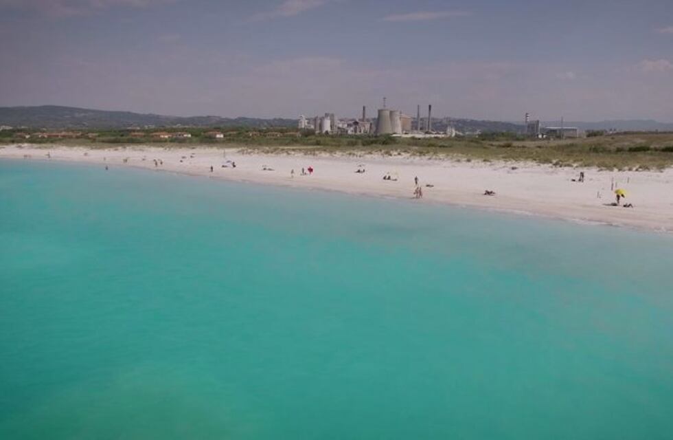 El peligro tóxico detrás de una increíble playa de aspecto paradisíaco en Italia