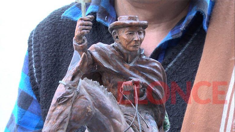 Llegó a Paraná el cura que evangeliza a lomo de mula en devoción a Brochero. Foto: El once