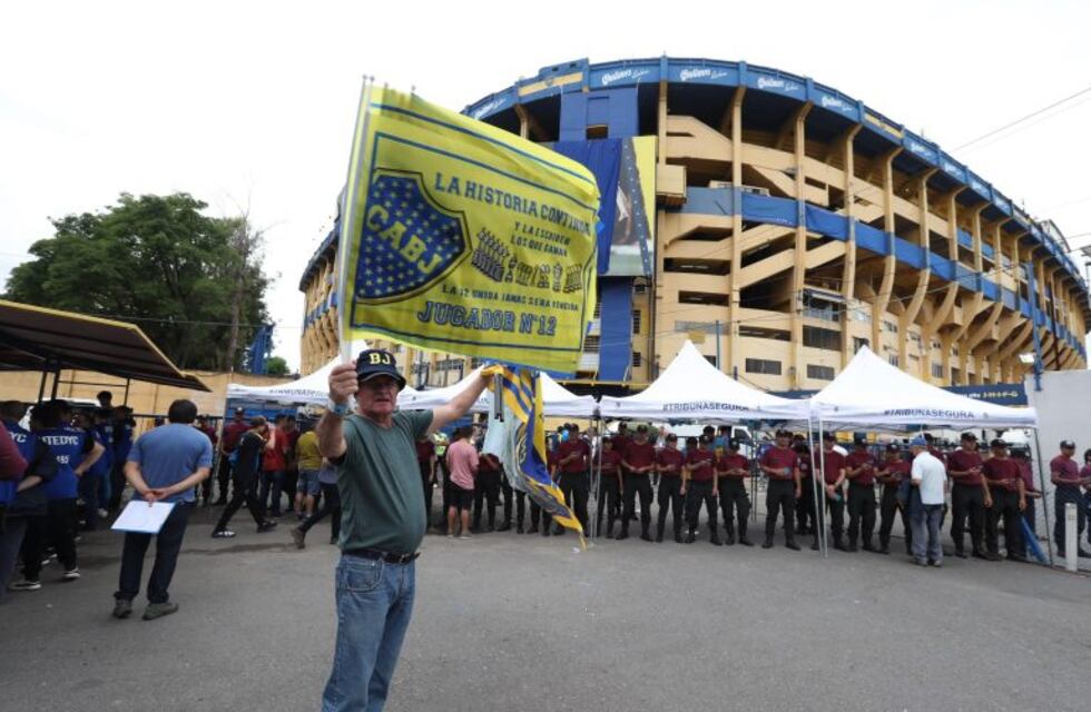 Se vistieron de policías para entrar a La Bombonera pero el plan salió mal