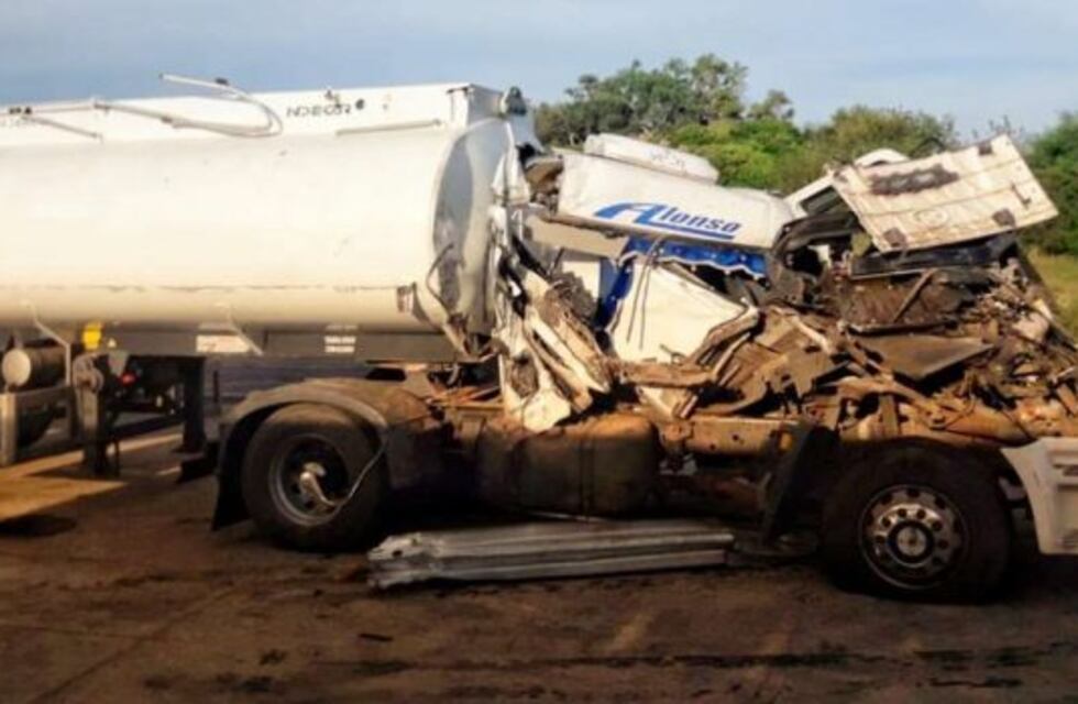 Chocó a un camión, perdió el control y derribó una columna en la autopista a Santa Fe