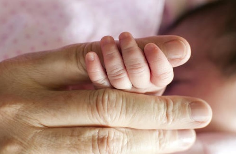Joven entró en labor de parto en plena calle y con ayuda del SIES y la policía tuvo a su bebé