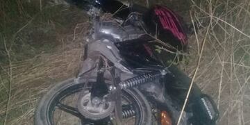 Motociclistas chocaron contra un vehículo camino a la Bolsa