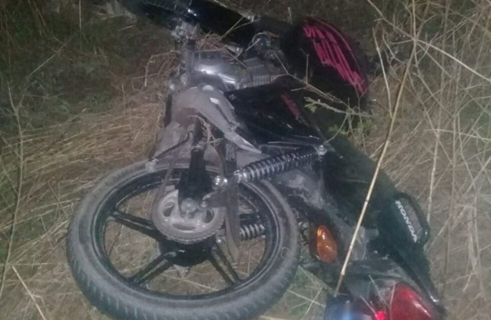 Motociclistas heridos al chocar contra un vehículo