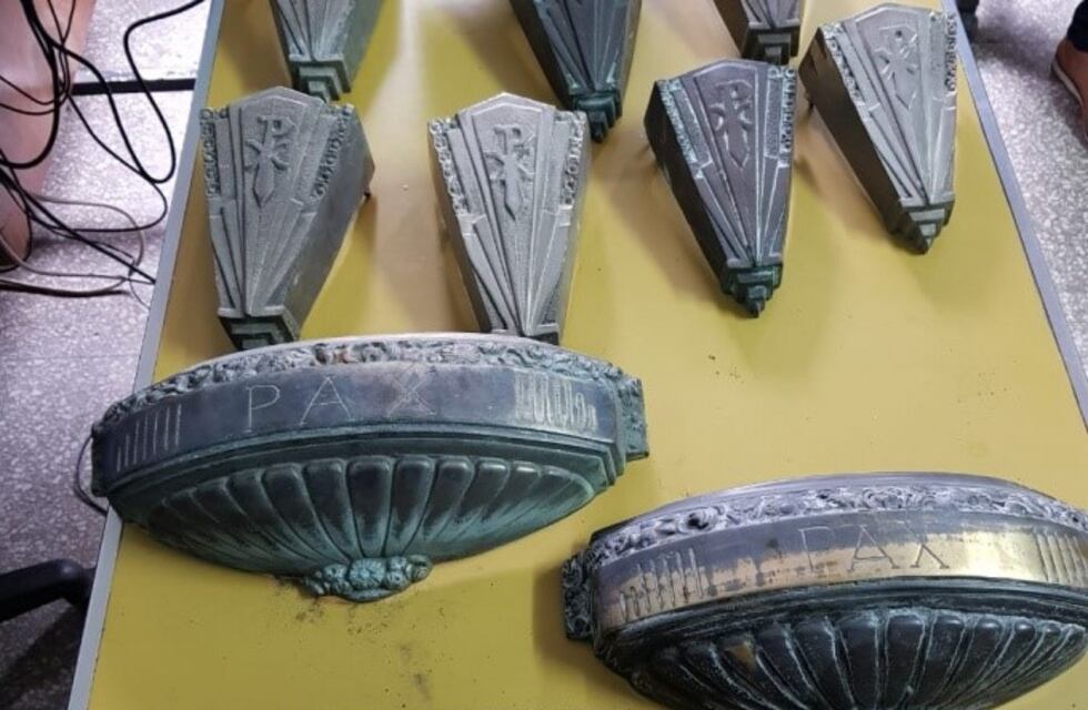 Detienen a una mujer por robar 20 placas del Cementerio de La Plata