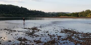 Por la bajante del río Uruguay, prohibirán la pesca