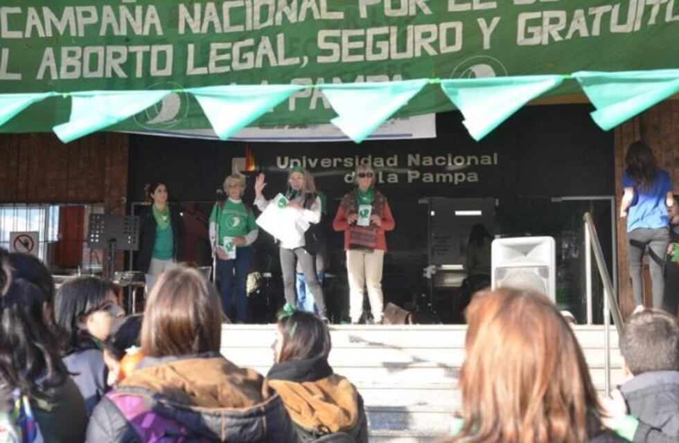 Pañuelazo en Santa Rosa por el derecho al aborto legal, seguro y gratuito