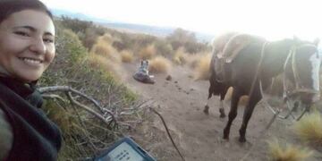 Para recibirse de profesora sale a caballo a buscar señal de internet y cumplir con sus clases (Foto: LMN)