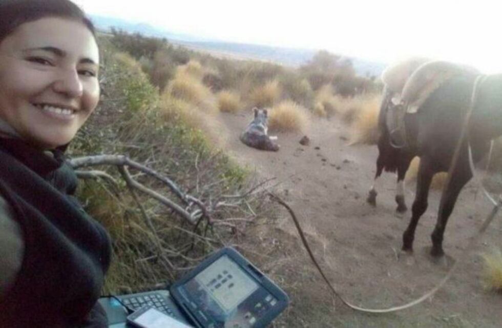 Para recibirse de profesora sale a caballo a buscar señal de internet y cumplir con sus clases