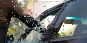 Los malvivientes rompieron la ventana del auto y allí accedieron al interior del auto para quedarse con el cuantioso botín\u002E