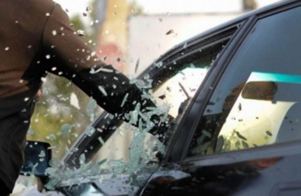 Le rompieron la ventanilla del auto y le robaron $30.000 pesos