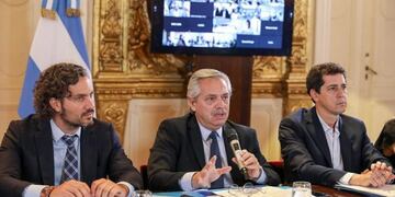 BAS01\u002E BUENOS AIRES (ARGENTINA), 13/03/2020\u002E- Fotografía cedida por la Presidencia de Argentina que muestra al presidente Alberto Fernández (c), flanqueado por el jefe de Gabinete, Santiago Cafiero (i) y el ministro del Interior, Eduardo de Pedro (d), mientras lidera una reunión para evaluar medidas contra el coronavirus, este viernes en la Casa Rosada, en Buenos Aires (Argentina)\u002E En la reunión participaron miembros del ejecutivo, epidemiólogos e infectólogos y también los gobernadores provinciales a través de videoconferencia\u002E EFE/Cedida por la Presidencia de Argentina/SOLO USO EDITORIAL/NO VENTAS