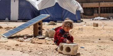 Una niña juega en una escuela que es utilizada por personas desplazadas en Alepo, Siria\u002E (Foto: EFE/MOHAMMED BADRA)