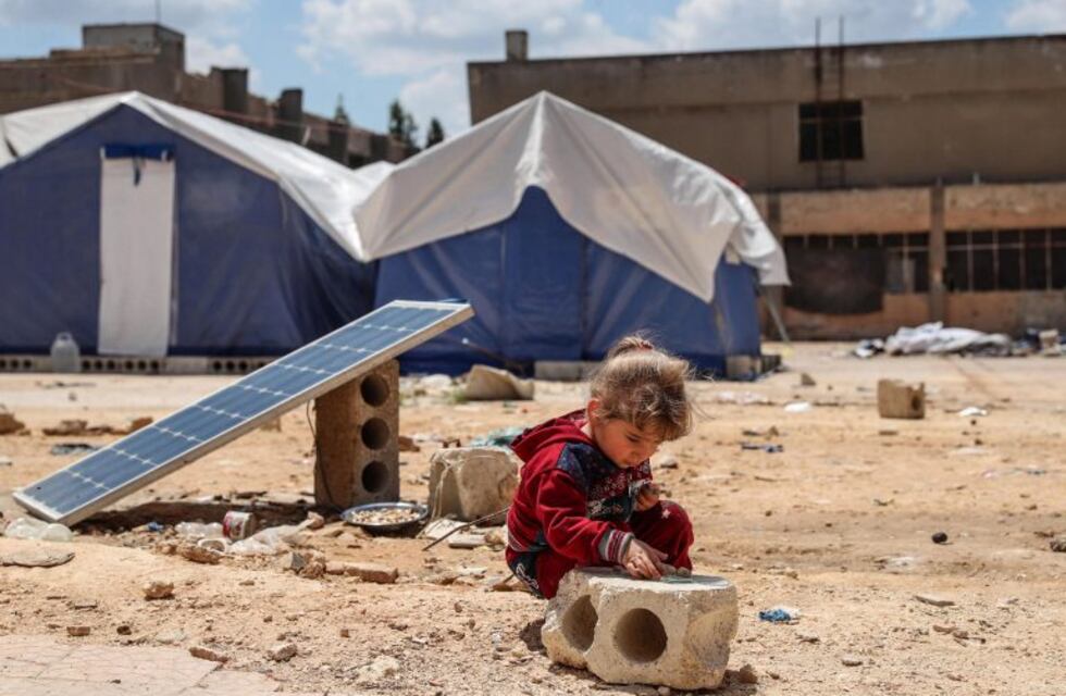 El conmovedor video de un padre sirio que simula que las bombas son un juego ante su hija