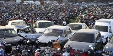 El automovilista llegó desesperado y directamento decidió llevarse el auto del corralón de Pérez\u002E (Archivo)