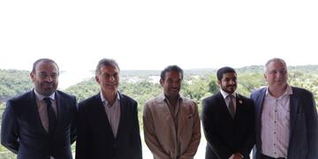 El secretario de Turismo de la Nación, Gustavo Santos, y el gobernador de Misiones, Hugo Passalacqua, firmaron un convenio para la realización de la nueva terminal fluvial turística de Cruceros\u002E (Foto: @hugopassalacqua)