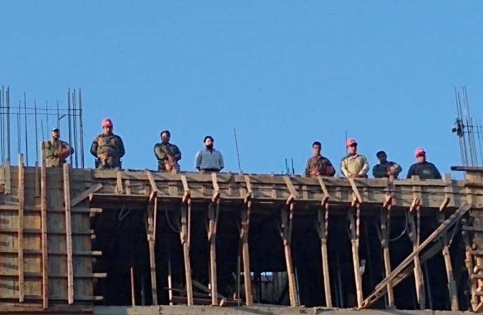 Albañiles entonaron el "Aurora" junto a los alumnos en el inicio de clases