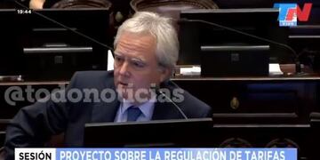 Pinedo, enojado con la prensa por sacar fotos de su celular\u002E (Web)