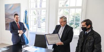 Alberto Fernández se reunió con el padre de la víctima más joven del atentado a la AMIA\u002E (Presidencia de la Nación)