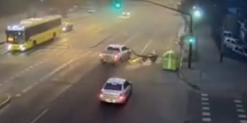 En Oroño y Ameghino una camioneta impactó con una moto y todo quedó filmado\u002E (Captura de pantalla)