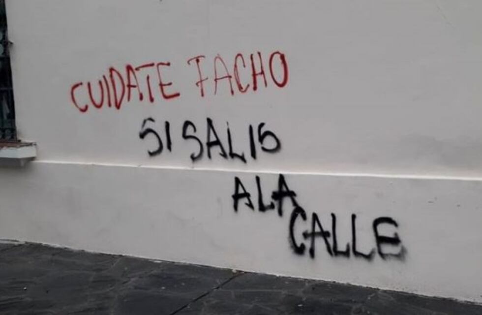 El lunes la escuela Urquiza amaneció cubierta de pintadas