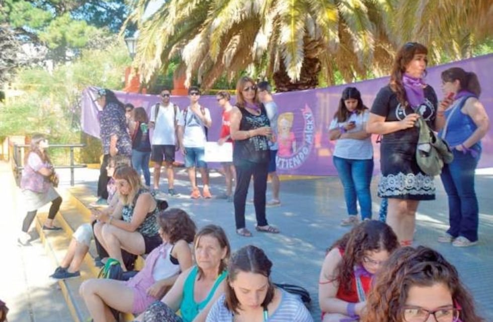 Escasa concentración en apoyo a la mujer que mutiló a su amante