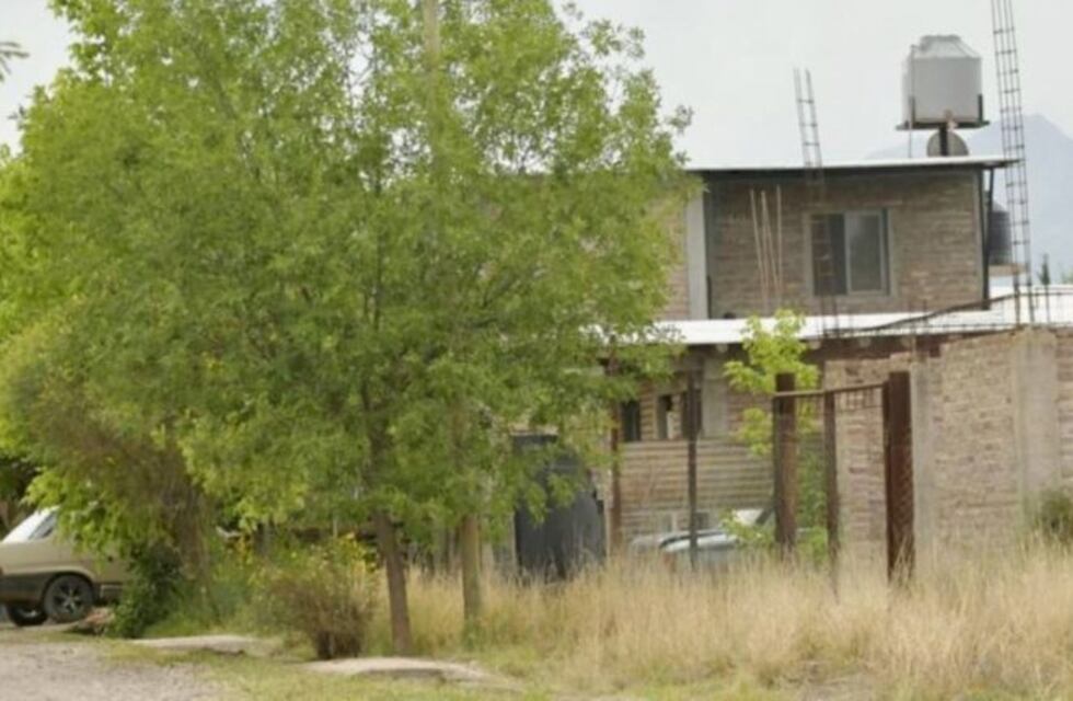 Mató a un hombre, trató de degollar a la pareja y escapó con la hija de tres años