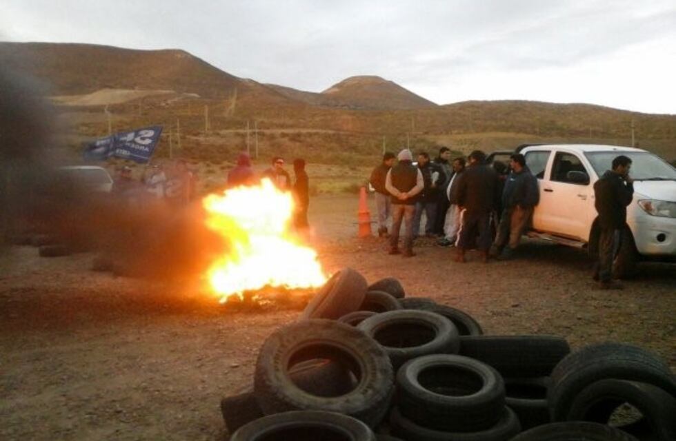 Bloquean el ingreso a yacimiento de YPF en Comodoro por reclamo laboral