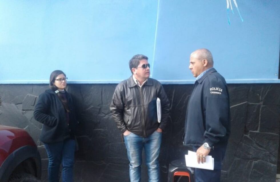 Un comisario se encadenó frente a la Jefatura de Policía