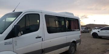 Agredieron una camioneta de petroleros y acusan a los docentes