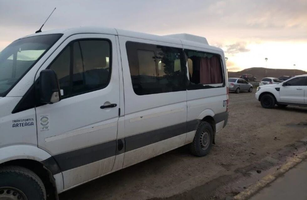 Agredieron una camioneta de petroleros y acusan a los docentes