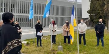 Con el izamiento de la bandera Mapuche-Tehuelche se conmemoro el Día Internacional de los Pueblos Indígenas