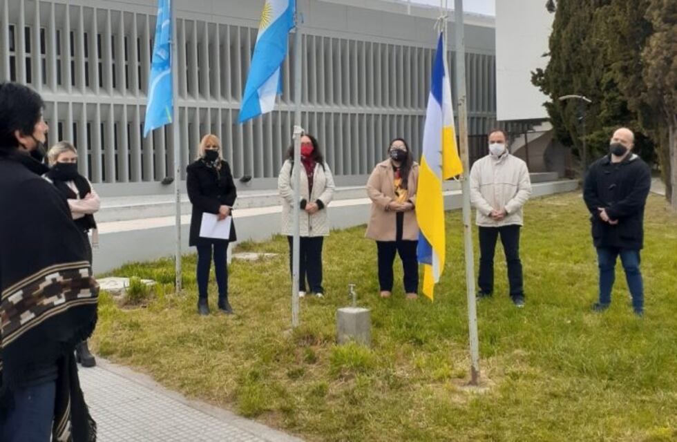 Con el izamiento de la bandera Mapuche-Tehuelche se conmemoro el Día Internacional de los Pueblos Indígenas