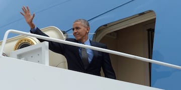 President Barack Obama waves from the top of the steps of Air Force One at Andrews Air Force Base in Md., Friday, Oct. 7, 2016. Obama is traveling to Chicago for the weekend. (AP Photo/Susan Walsh)