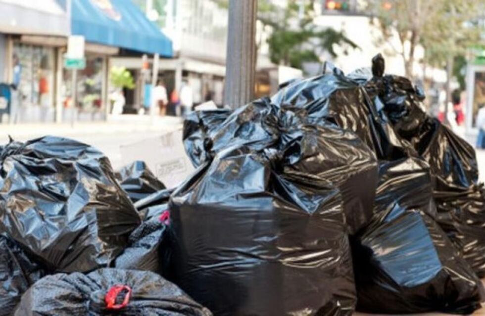 Vecina indignada colgó carteles para que no tiren basura en su vereda